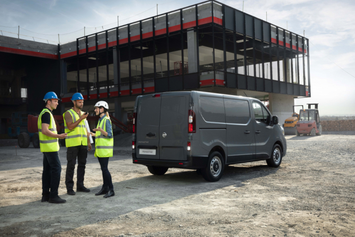 NISSAN Primastar Fourgon Gris Foncé - Vue 3/4 arrière sur chantier 