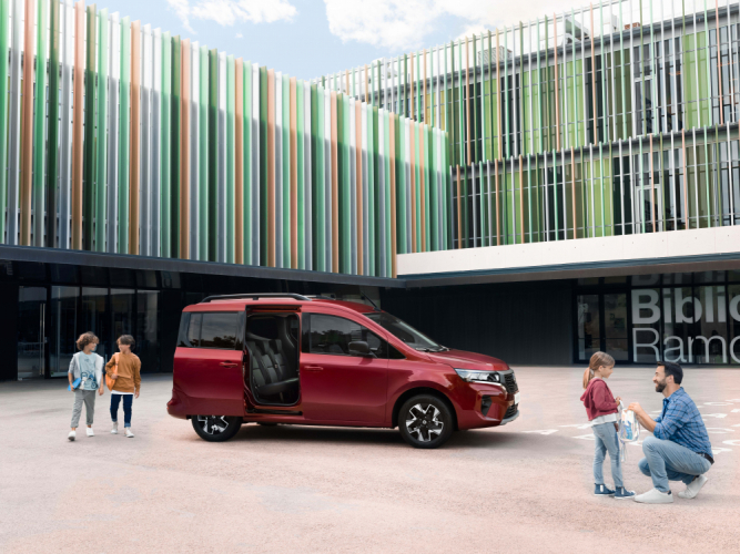 NISSAN Townstar Combi Rouge - Vue de côté - porte latérale ouverte 